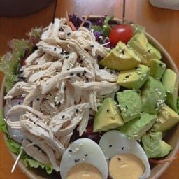 สลัดผัก อกไก่ฉีก +ไข่ต้ม+อะโวคาโด