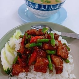 ผัดพริกแกงหมูกรอบราดข้าว