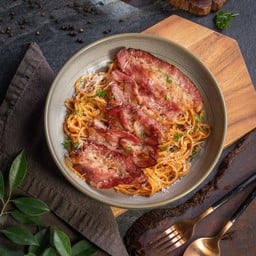 สปาเก็ตตี้ผัดซอสมะเขือเทศและเบคอนเนื้อ