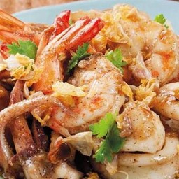 ทะเลรวมกระเทียม กับข้าว