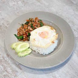 ข้าวกะเพรา (หมู หรือ กุ้ง)