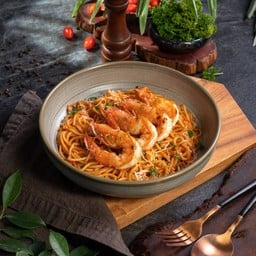สปาเก็ตตี้ผัดซอสมะเขือเทศและกุ้งผัดเนย