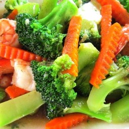 ผัดผัก กุ้ง ราดข้าว