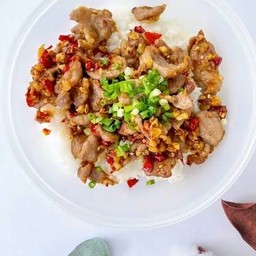 ข้าวหมูคั่วพริกเกลือ