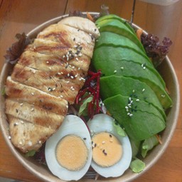 สลัดอกไก่พริกไทยดำ+ไข่ต้ม+อโวคาโด้(อะโวคาโดตามฤดูกาล)