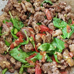 ผัดกระเพราเนื้อใบยี่หร่า