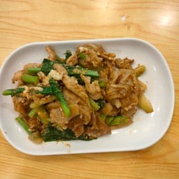 เส้นใหญ่ผัดซีอิ๊วไก่