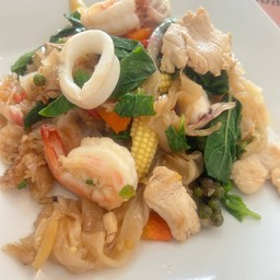 เส้นใหญ่ผัดขี้เมาทะเล
