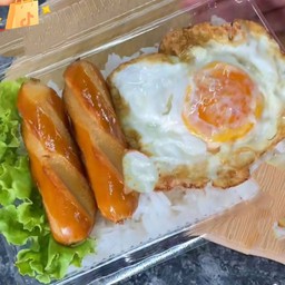 ไส้กรอกไข่ดาวราดข้าว