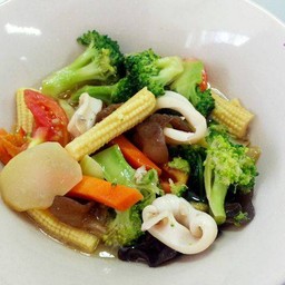 ผัดผัก ปลาหมึกราดข้าว