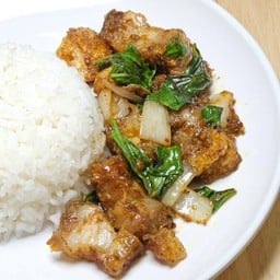 หมูกรอบผัดพริกแกง ราดข้าว.