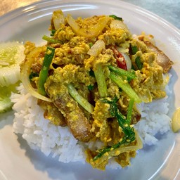 ข้าวราดผัดผงกะหรี่