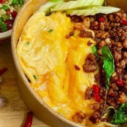 ข้าวกะเพราไข่ขยี้(ครัวบ้านเด็กแฝด)