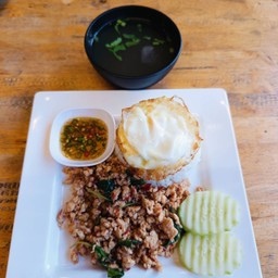 กะเพราหมูสับราดข้าว