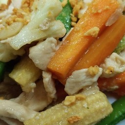 ผัดผักไก่ราดข้าว