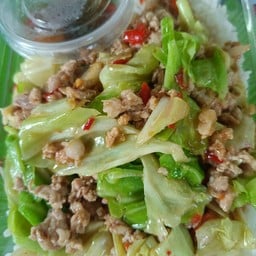 ผัดกะหล่ำปลีราดข้าว