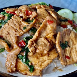 กะเพราหมูหมักราดข้าว