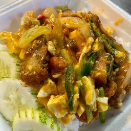 ข้าวราดผัดไข่เค็ม