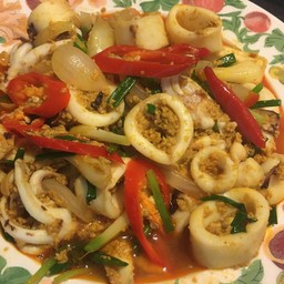 ผัดผงกะหรี่ปลาหมึก ราดข้าว