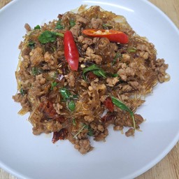 ผัดกระเพราหมูสับวุ้นเส้นราดข้าว