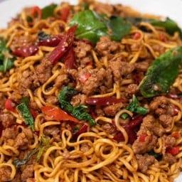 มาม่าผัดกะเพราพริกแห้งโบราณ