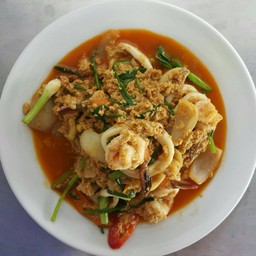 ผัดผงกะหรี่รวมมิตร ราดข้าว