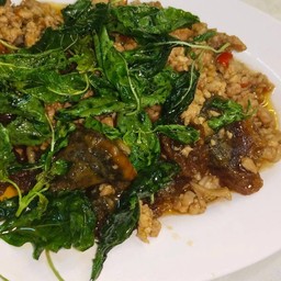 ไข่เยี่ยวม้ากะเพรากรอบ