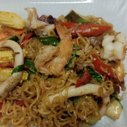 [อร่อยซ่ากับโค้ก] มาม่าผัดขี้เมา +  โค้ก ออริจินัล (ขวด)