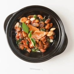 ไก่ผัดซอสสามถ้วยหม้อดิน (S)
