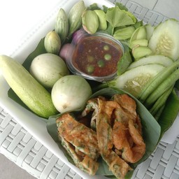 ชุดน้ำพริกกะปิผักสดตามฤดูกาล+ไข่เจียวชะอม