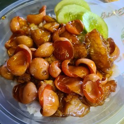 ข้าวไก่ป๊อบไส้กรอกน้ำแดง