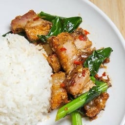 คะน้าหมูกรอบ ราดข้าว.