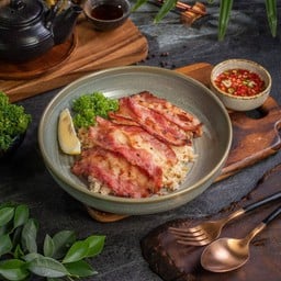ข้าวผัดมันเนื้อและเบคอนเนื้อ
