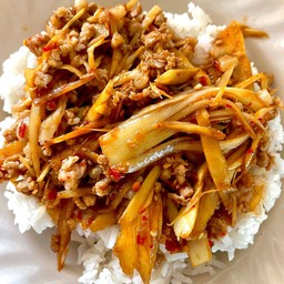 ข้าวราดผัดหน่อไม้