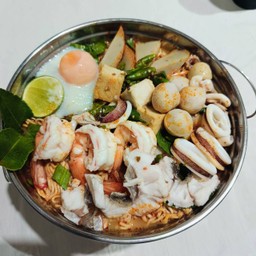 มาม่าทะเลต้มยำหม้อไฟ(ไข่ออนเซน)