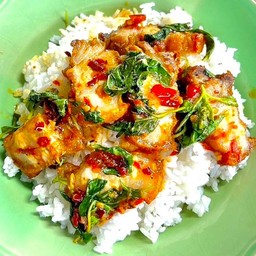 ผัดกะเพราหมูกรอบ