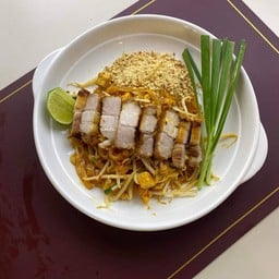 ผัดไทยหมูกรอบ