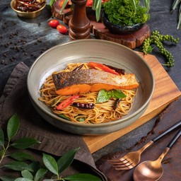 สปาเก็ตตี้ผัดพริกแห้งแซลมอน