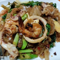 เส้นใหญ่ผัดกะเพรา