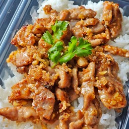 ข้าวหมูกระเทียม