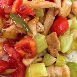 ข้าวหน้าหมูชิ้นผัดซอสพริกใส่แตงกวา,มะเขือเทศ