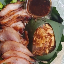 ข้าวคอหมูย่างน้ำจิ้มแจ่ว