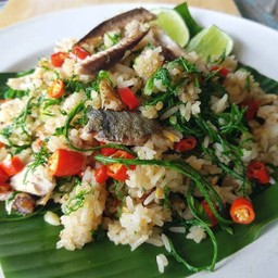 ข้าวผัดปลาทูชะอมพริกสด