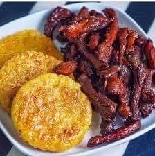 ข้าวจี่ทอด2ชิ้น+หมูทอด Fried sticky rice with egg + fried pork