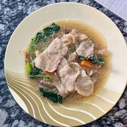 เส้นใหญ่ราดหน้าหมู