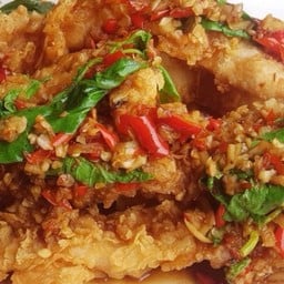 กะเพราไก่กรอบเป็นกับ