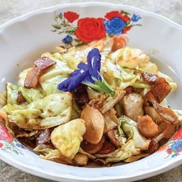 กะหล่ำปลีทอดน้ำปลาเบคอน