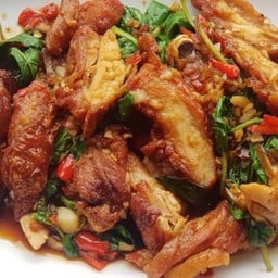 กะเพราไก่ทอดเป็นกับ