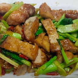 คะน้าสามชั้นทอด