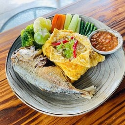 ข้าวผัดน้ำพริกปลาทูห่อไข่
